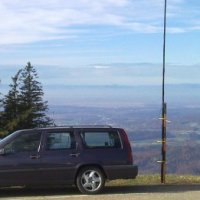 Mast mit Antenne steht neben Auto